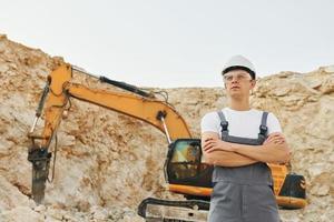 große Karriere. Arbeiter in Berufsuniform ist tagsüber in der Leihgrube foto