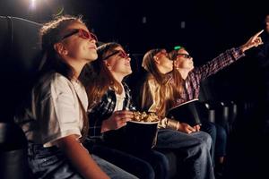 interessanter Film. Gruppe von Kindern, die im Kino sitzen foto