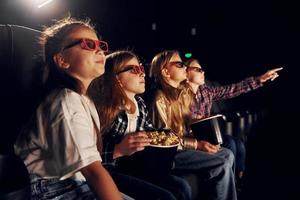 interessanter Film. Gruppe von Kindern, die im Kino sitzen foto