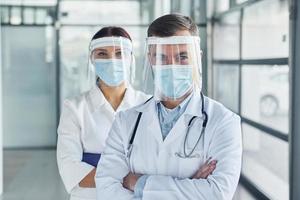 Konzeption des Gesundheitswesens. Zwei Ärzte in weißen Kitteln arbeiten in der Klinik zusammen foto