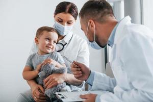 qualifizierte Hilfe. Zwei Ärzte in weißen Kitteln arbeiten in der Klinik zusammen foto