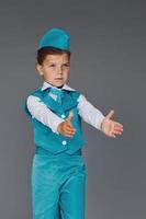 süßes kleines mädchen in blauer stewardessenuniform posiert für die kamera foto