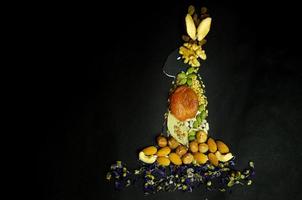 Hase mit Nüssen, getrockneten Früchten auf dunklem Hintergrund foto