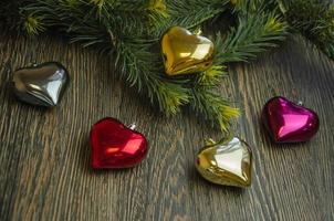 Christbaumschmuck in Form von Herzen, Christbaumspielzeug Herz in verschiedenen Farben foto