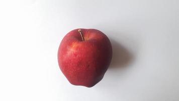 roter Apfel isoliert auf weißem Hintergrund, Beschneidungspfad, volle Schärfentiefe foto