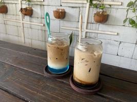 Glas Eiskaffee mit Sahnemilch. Cold Brew Kaffeegetränk mit Eis. Sonnenlicht am frühen Morgen. Platz kopieren. foto