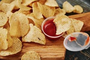 Kartoffelchips und Soße auf dem Tisch, Nahaufnahme foto