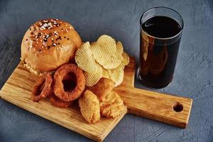 ungesundes und ungesundes Essen. verschiedene Arten von Fast Food auf dem Tisch, Nahaufnahme foto