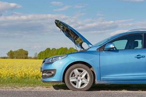 Kaputtes Auto auf der Straße mit offener Motorhaube. Ärger mit dem Auto foto