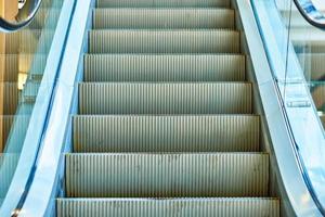 Moderne elektrische Rolltreppe in einem Einkaufszentrum. Rolltreppe foto