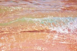 Meereswelle am Sandstrand, weicher Fokus. sommer hintergrund foto