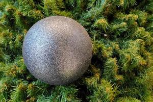 Glitzernde silberne Kugel am Weihnachtsbaum foto