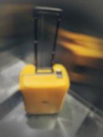 defokussiertes unscharfes Foto eines gelben Koffers