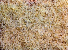 Hintergrund von langkörnigem, ungekochtem Reis. Reisgrütze als Hintergrund und Textur. foto