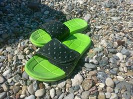 Flip-Flops am bunten Kiesstrand. sommer- und urlaubskonzept foto