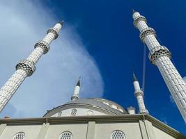 moschee muslimisches islamisches arabisch weiß mit hohen türmen gegen den himmel in einem himmlisch warmen osttropischen landresort foto