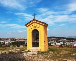 nitra, slowakei - 17.06.2022 kalvarienberg in der stadt nitra mit zobor-hügel, slowakische republik. religiöser Ort. kulturelles Erbe. foto