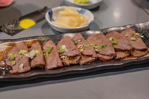 Wagyu-Steak im japanischen Restaurant in Scheiben schneiden. foto