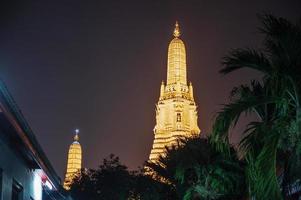 wat arun mit dach des gebäudes in der nachtzeit. wat arun ratchawararam ratchawaramahawihan oder wat arun ist ein buddhistischer tempel im bezirk bangkok yai in bangkok foto