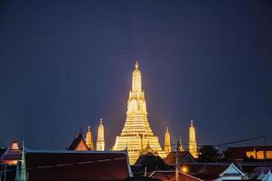 wat arun mit dach des gebäudes in der nachtzeit. wat arun ratchawararam ratchawaramahawihan oder wat arun ist ein buddhistischer tempel im bezirk bangkok yai in bangkok foto