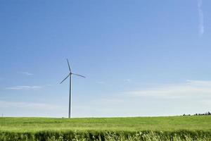 Windkraftanlage im Feld. Windkraft-Energiekonzept foto