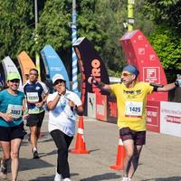 neu delhi, indien - 16. oktober 2022 - vedanta delhi halbmarathonrennen nach covid, bei dem die marathonteilnehmer kurz vor dem überqueren der ziellinie stehen, delhi halbmarathon 2022 foto