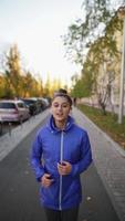 Vorderansicht der schönen Frau joggt Herbsttag im Freien. foto