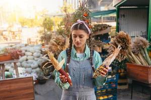 attraktive legere frau, die fröhlich bunten mais auf dem markt kauft foto