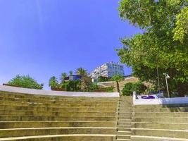 antikes Amphitheater. Ort für Auftritte und Kämpfe. am Amphitheater eine Sitzleiter aus Sand und Beton foto