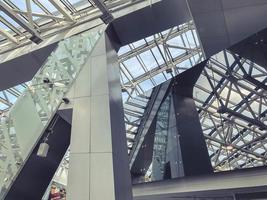 Decke in einem Glasgebäude auf Metallstützen. Glasdecke, moderner Loft-Stil. modehausdesign, transparentes dach. starke Metallstützen foto