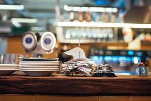 Schalter mit Bestellungen in einem Café, unscharfer Hintergrund foto