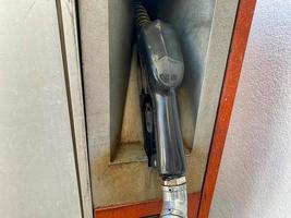 Benzin- und Dieselverteiler an der Tankstelle. Gaspumpendüsen. Benzinfüllpistole Nahaufnahme an der Tankstelle. bunte zapfsäulenfülldüsen. Benzinpumpe foto