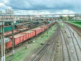 Eisenbahn in der Stadt. Metallschienen. auf der straße sind güter, güterwagen von roter farbe, große und geräumige wagen für den warentransport foto