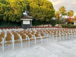 Stühle auf der Straße für Massenveranstaltungen im Hotel im Urlaub in einem himmlisch warmen östlichen tropischen Landresort foto