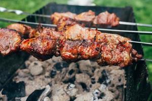 Fleisch auf Holzkohle-Schaschlik-Grill, Ansicht schließen foto