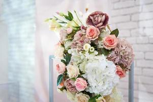 üppiger Blumenstrauß für die Hochzeit der Braut foto
