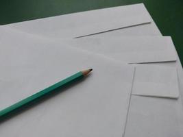 Umschlag zum Versenden von Briefen in der Post foto