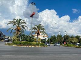 Kreuzung, Straße, Kreisverkehr und Palmen in der Türkei im Urlaub in einem himmlisch warmen östlichen tropischen Country Resort foto