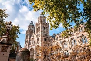 beeindruckendes gebäude des natural history museum in london. foto