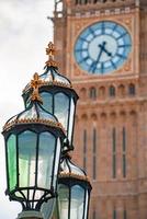 nahaufnahme des big ben clock tower und des westminster in london. foto