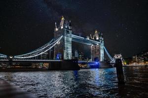 Die berühmte Tower Bridge verbindet Londong mit Southwark an der Themse foto