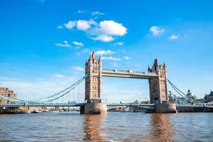 Die berühmte Tower Bridge verbindet Londong mit Southwark an der Themse foto