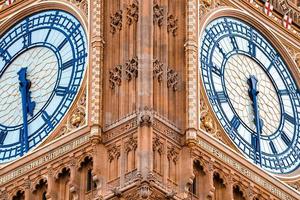 nahaufnahme des big ben clock tower und des westminster in london. foto