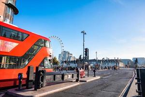 big ben, westminster bridge und roter doppeldeckerbus in london, england foto
