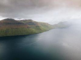 Blick auf Kalsoy von Klakkur, Färöer-Inseln foto