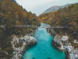 drohnenansichten des flusses soca in slowenien foto