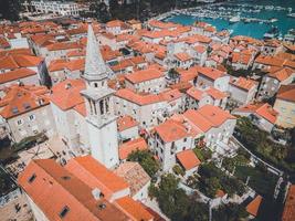 Drohnenansicht von st. Ivan-Kirche in Budva, Montenegro foto