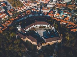 Drohnenblick auf die Burg von Ljubljana in Slowenien foto