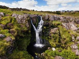 der svartafoss-wasserfall in torshavn, färöer-inseln foto