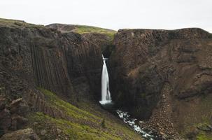 Litlanessfoss-Wasserfall im Osten Islands foto